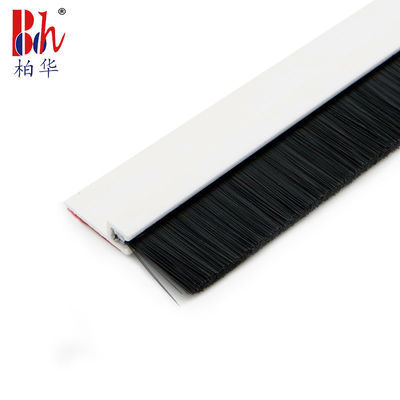 O PVC branco da tira inferior autoadesiva do selo da porta com PP escova