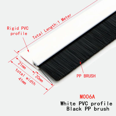 O PVC branco da tira inferior autoadesiva do selo da porta com PP escova