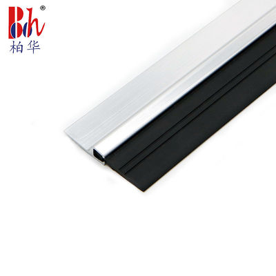 O parafuso fixou a tira inferior do selo da porta da altura de 43mm com borracha do PVC